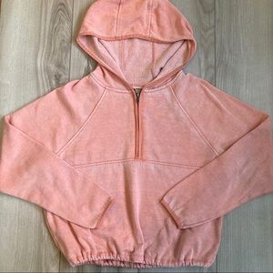 ❄️5/$18❄️ 1/2 Zip Cropped Cinch awaits Hoodie